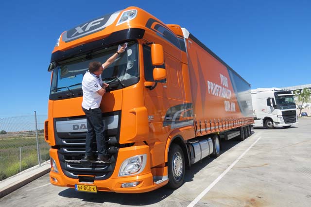 El frontal del DAF XF cuenta con escalones plegables que facilitan la limpieza del parabrisas.